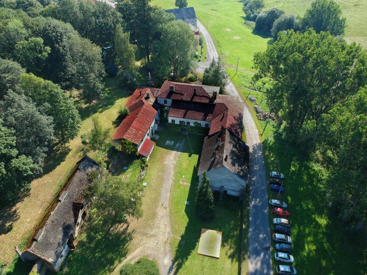 Nezamek Hotell Hartmanice  Exteriör bild
