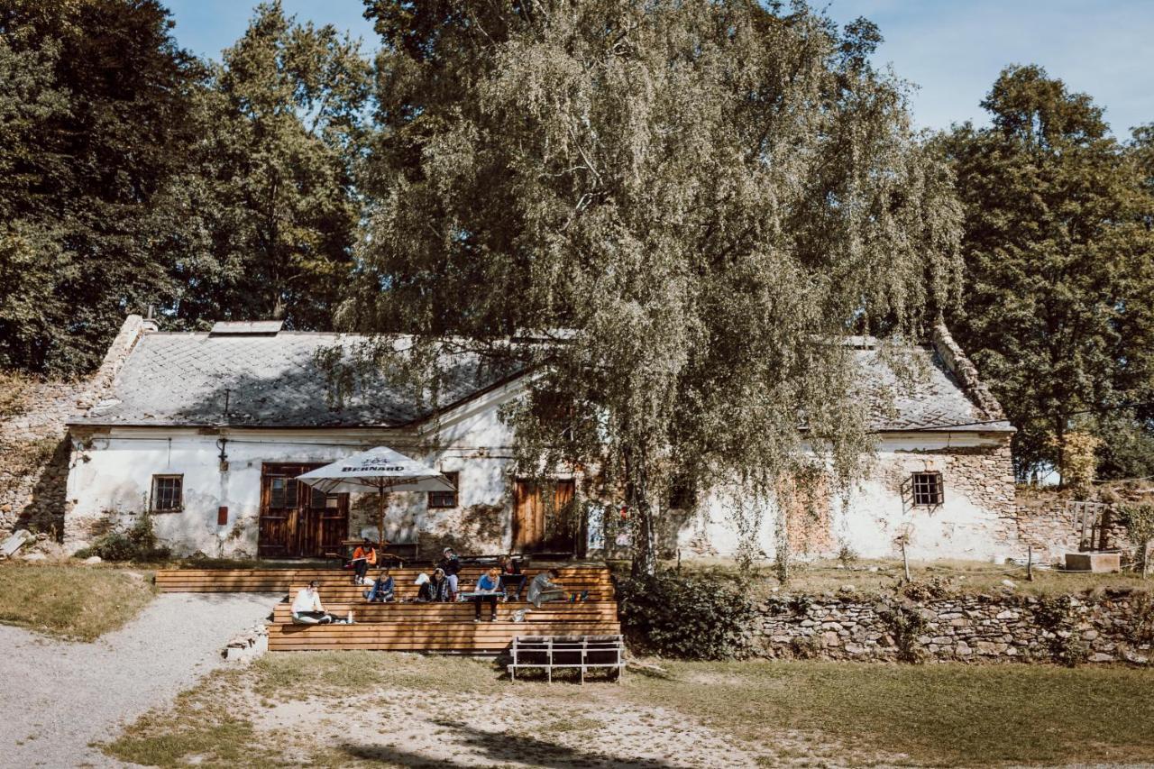 Nezamek Hotell Hartmanice  Exteriör bild
